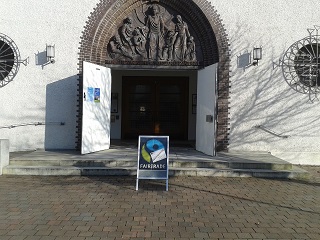 Foto von der Einladung vor dem Kirchenportal